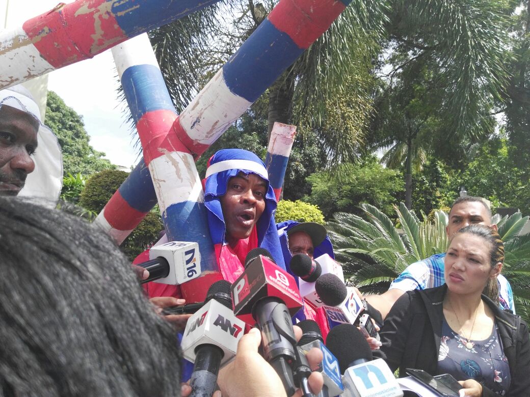 Peregrinos de Villa Altagracia se manifiestan frente a laCasa Nacional del PLD, solicitando que se pongan de acuerdosobre la Ley de Partidos