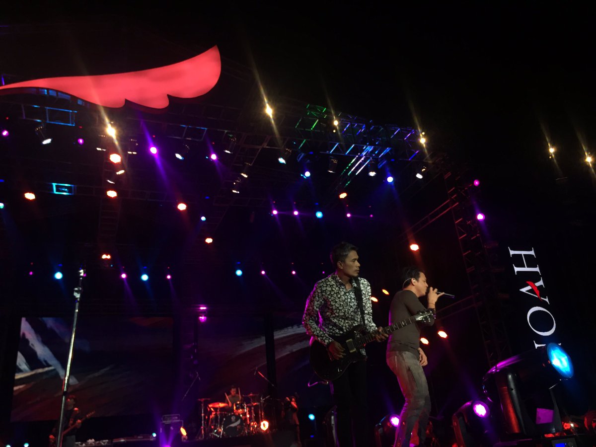 Setelah lagu barunya dibawakan, mereka lanjut dengan lagu Topeng #NoahRoadToNewAlbum
