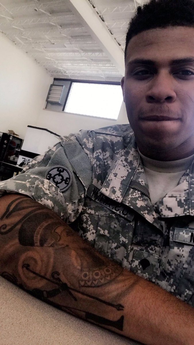 Legendary_MP's tweet image. Get you a man that can do both 😎😜 #militaryguysbreaktheinternet #TallGuyTwitter #TattedTwitter