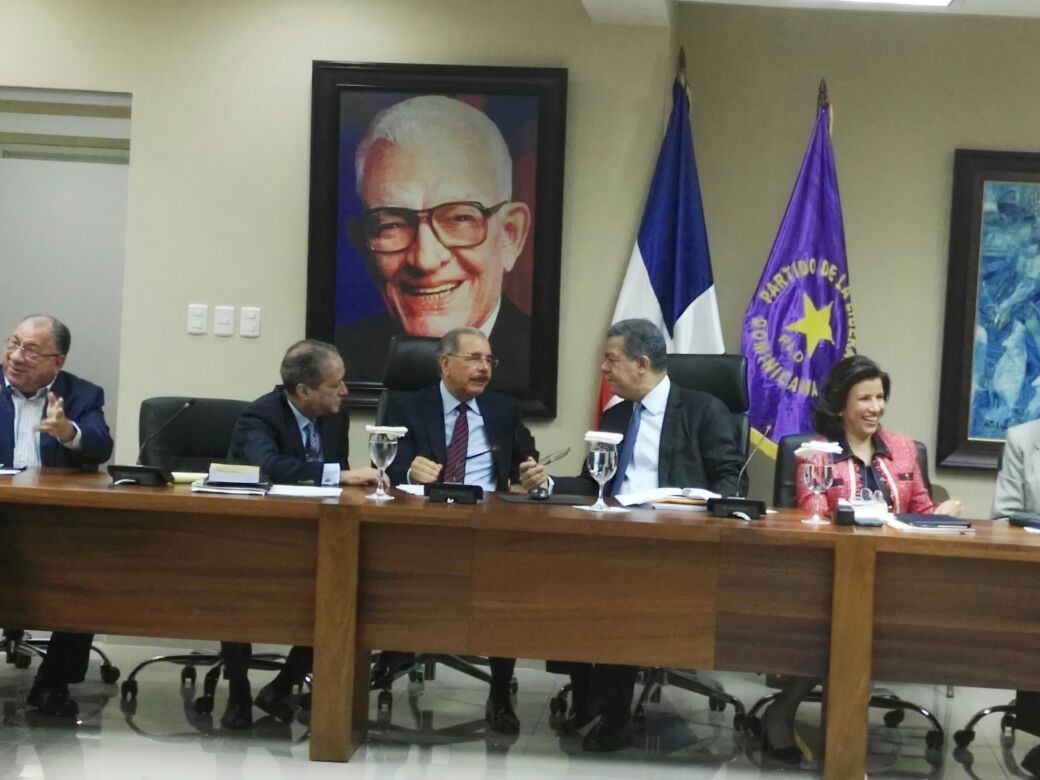 Hoy nuevamente se enfrentan de manera directa los dos líderes morados en torno a la Ley de Partidos. Quien ganara? Danilistas o Leonelistas?