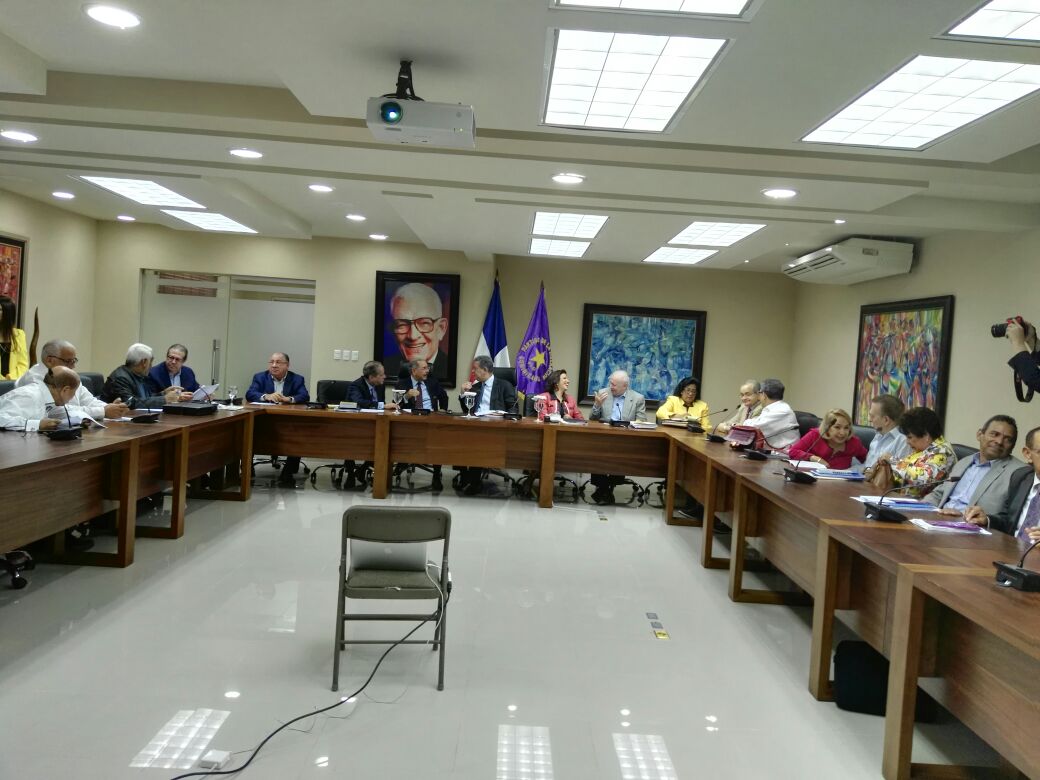 Deben decidir si las primarias serán simultáneas, el patrón abierto o cerrado. La paridad de género es otra piedra en el zapato.