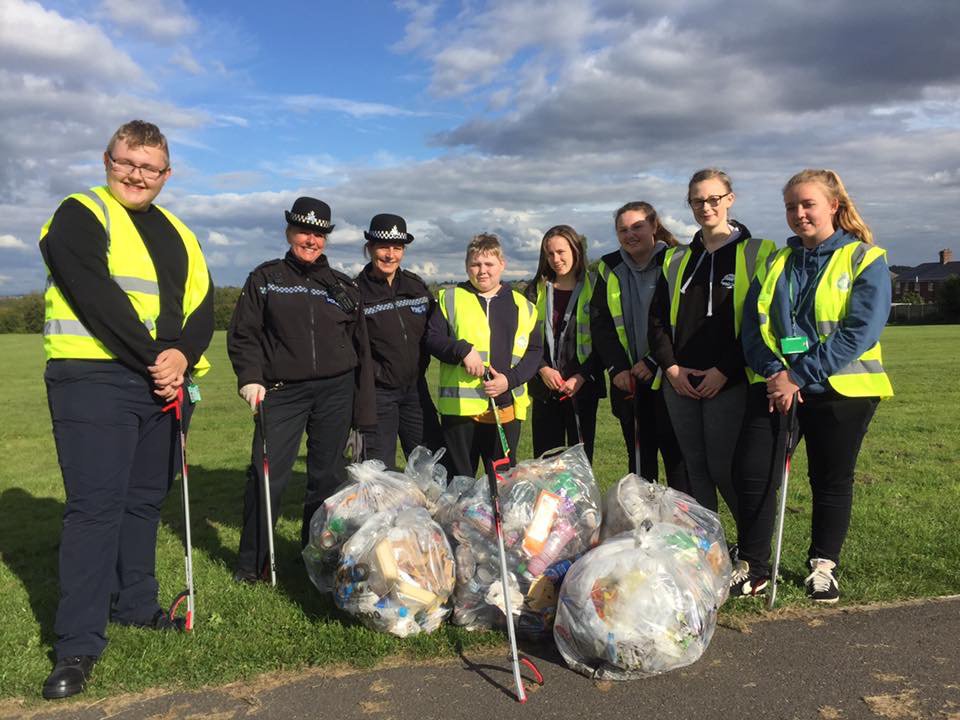 Great afternoon with <a href="/DerbysCadets/">Derbyshire Police Cadets</a> and @PeakFM litter picking at Highfield Park, Chesterfield #iwill #volunteers