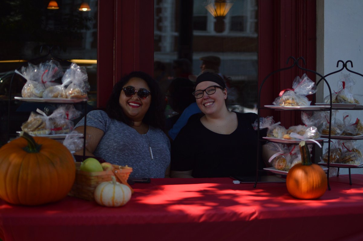 SouthGrandSTL's tweet photo. Did we mention the food? Grab a bite at #SGFallFest now! 🎃 https://t.co/1mBUX90r9R