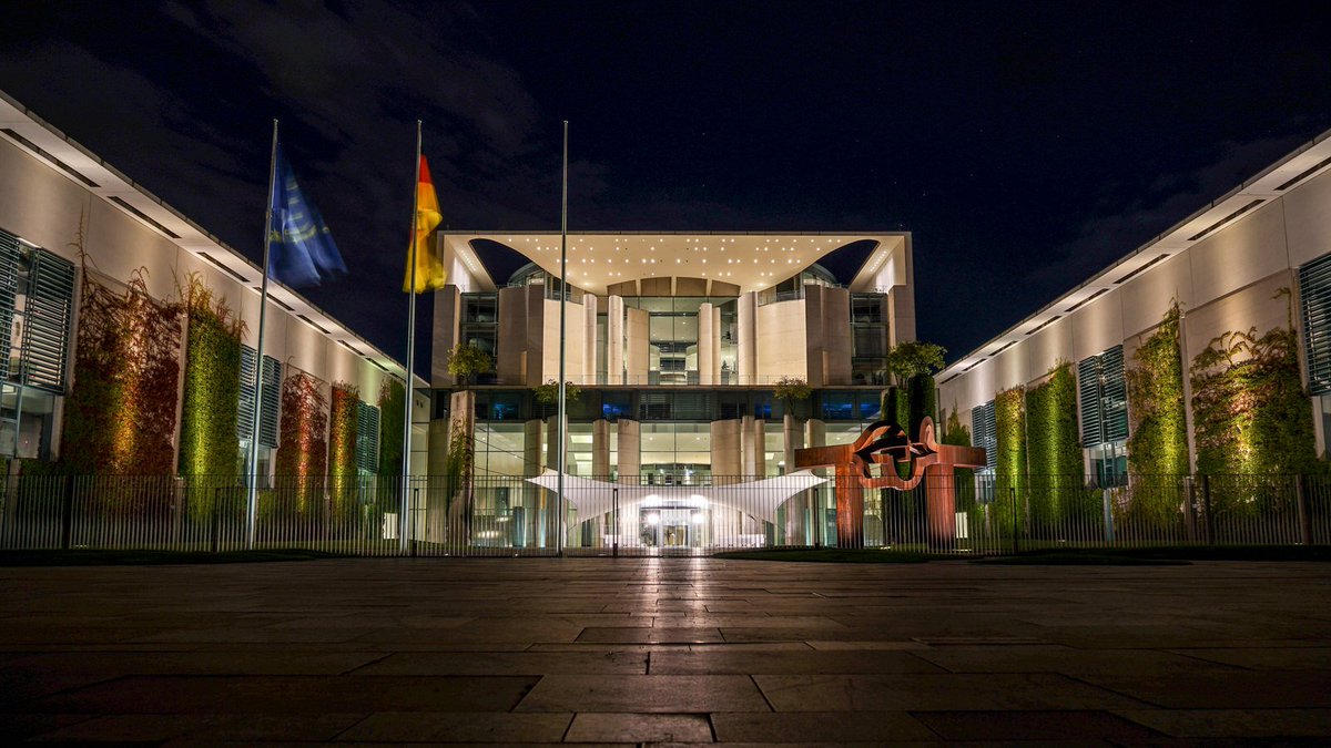PhilippSacherow's tweet photo. Good Night from Berlin :). 
@visitberlin #reichstag #bundeskanzleramt #brandenburgertor 

More pictures: https://t.co/nYjfFxk8xO https://t.co/fql1O6065M