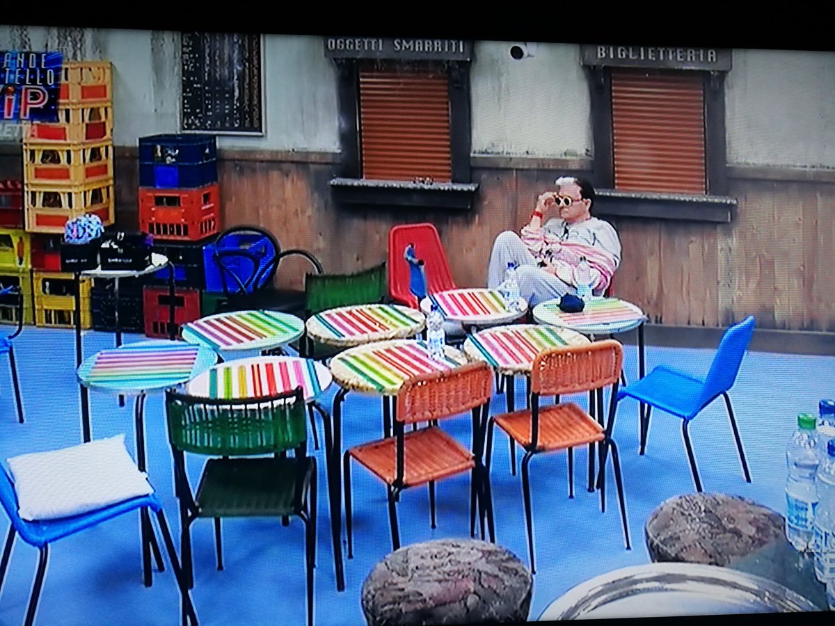macchess554's tweet photo. Io che festeggio il mio compleanno con i miei amici #GFvip https://t.co/gNlP8bQcK7