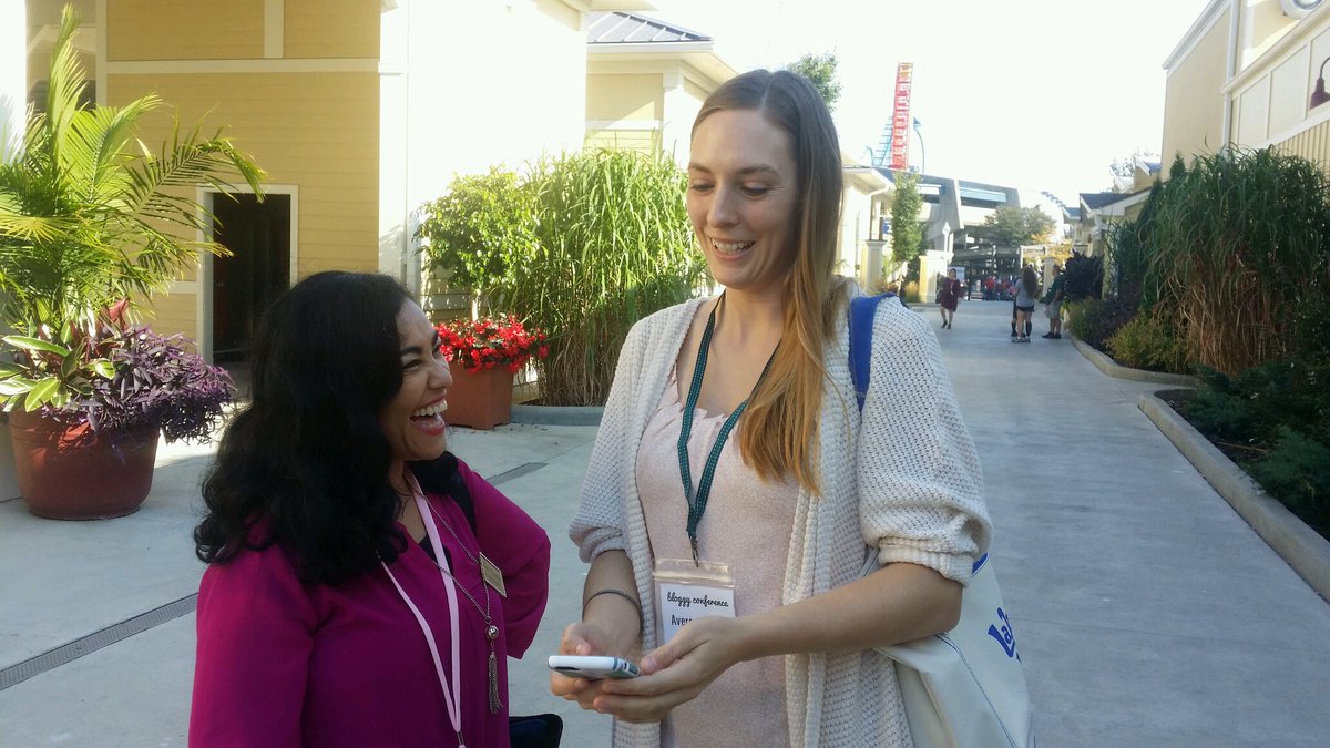 Chatonsworld's tweet image. Advice is constantly exchanged at #BloggyCon17! @thePositiveMOM_ @AnnieIsAverage