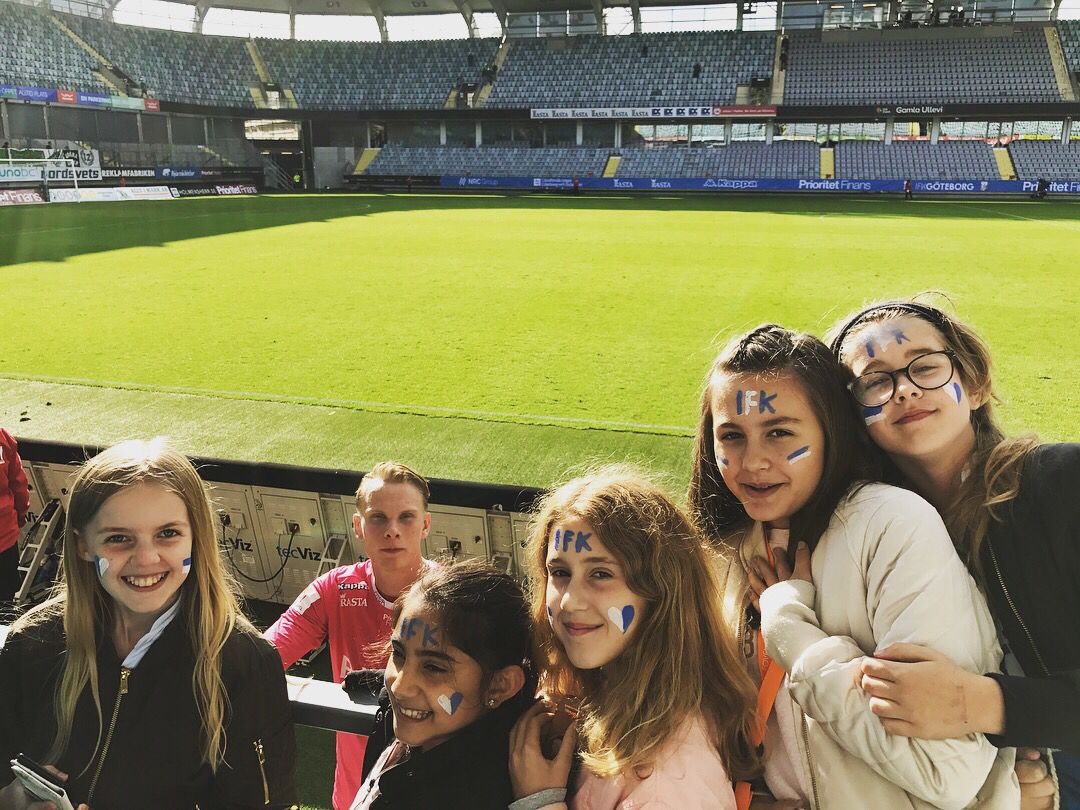 anglahjalpen's tweet photo. Härliga bilder från Utmarksskolan idag. Läktarens framtid är ljus! #ifkgbg https://t.co/aiAy1XY81R