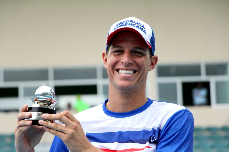 CopaDavis's tweet photo. Premio al Compromiso #CopaDavis, José Hernández🇩🇴: "Este trofeo es para mi familia y para todos ustedes que siempre me vienen a apoyar"🏆 https://t.co/gAF08yIxg2
