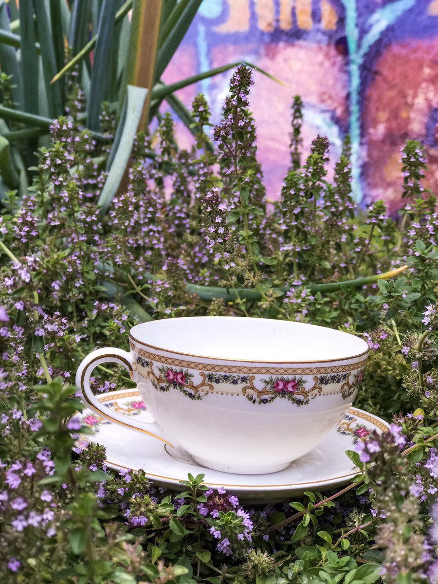 WunderkammerCo's tweet image. Garden tea party anyone? 🐝🌸🌻🌼🌷