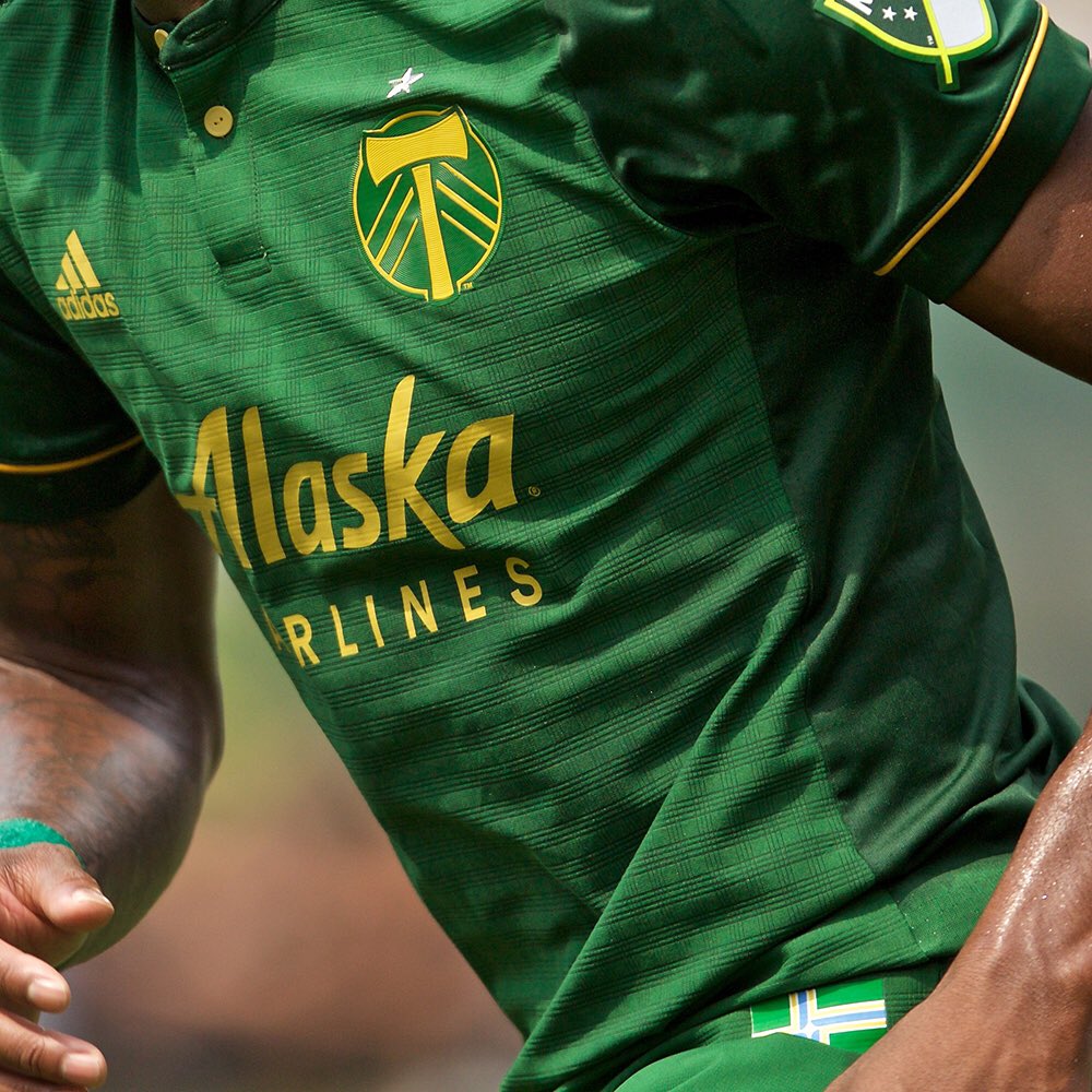 Away day dress code: green and gold 😍#RCTID   RT for a chance to win a primary jersey, courtesy of @AlaskaAir! https://t.co/stY78clE5Y