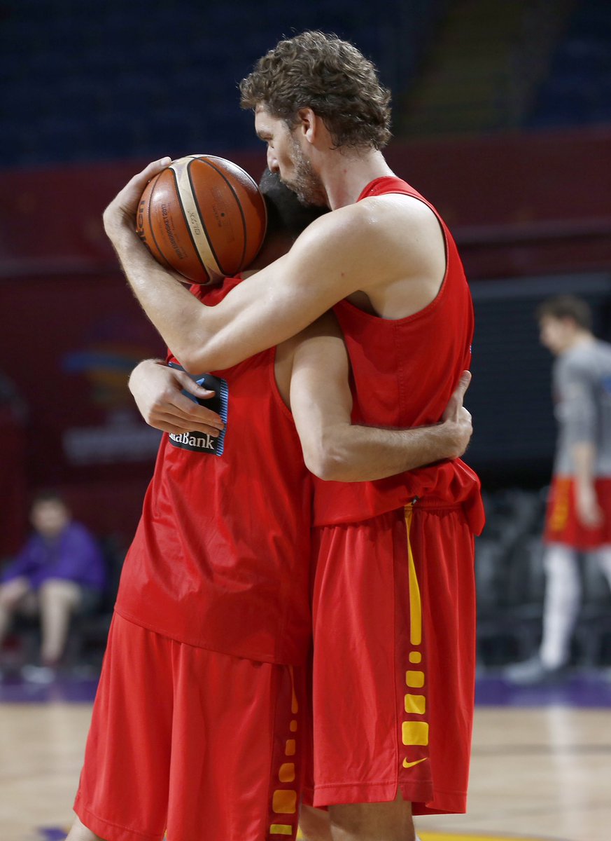 paugasol's tweet photo. Ha sido nuestro último entrenamiento oficial juntos..mañana será el último partido..disfrutemos de este momento al máximo!#GraciasJuanCarlos https://t.co/uClGxUgXMY