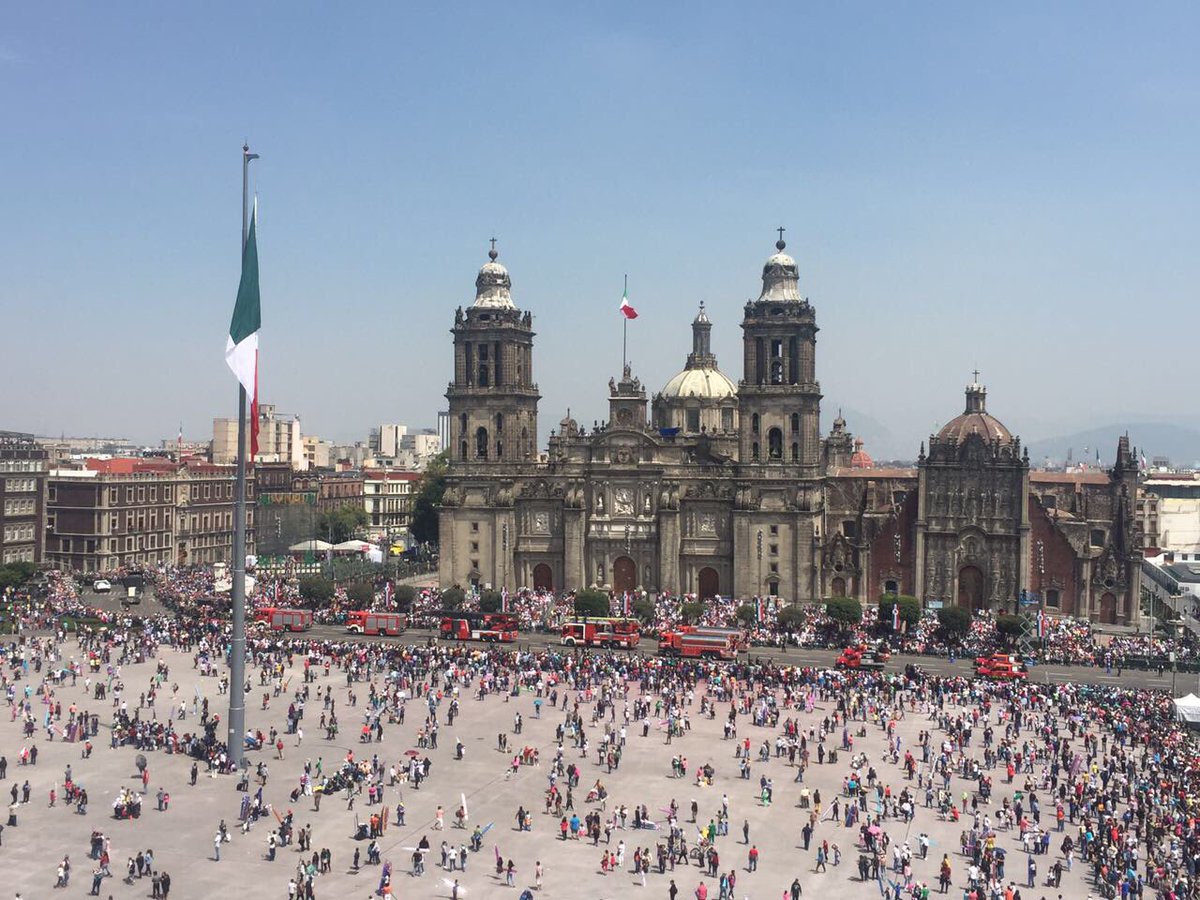 ManceraMiguelMX's tweet photo. Un orgullo ver desfilar después de 29 años al Heroico Cuerpo de Bomberos de la #CDMX #mm https://t.co/EFrwh8efXT