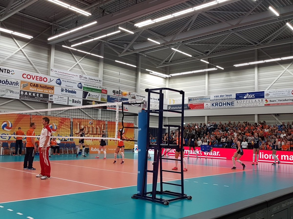 Wat een prachtige nieuwe hal in #sliedrecht De Basis. Over 7 minuten start Nederland-Polen. #volleybal