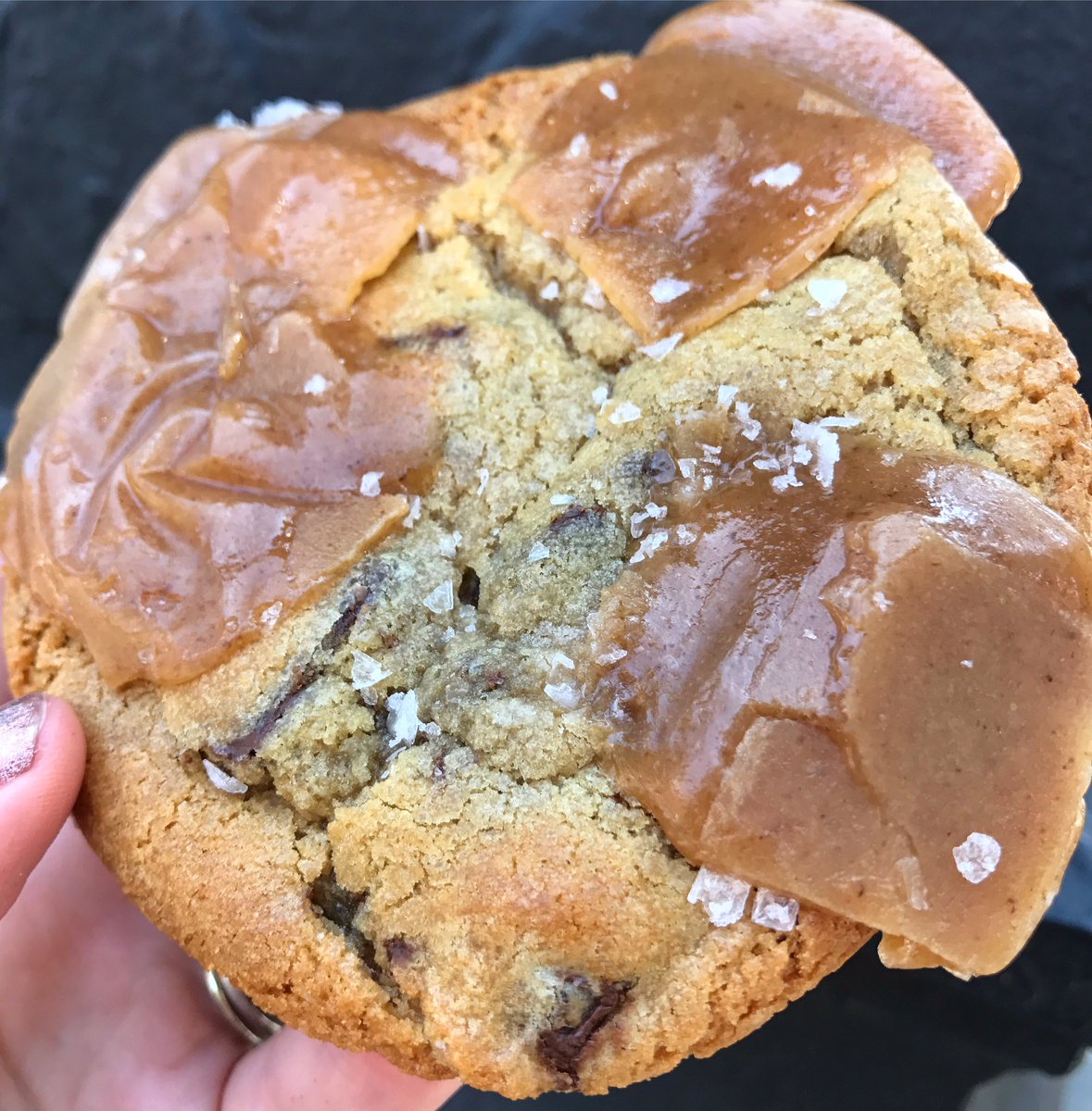 magnoliabakery's tweet photo. 🍪Have you tried our sea salt caramel cookie? We highly recommend that you do 😉🍪. Tag a friend who is a cookie lover. #magnoliabakery https://t.co/3QKjcslnEt