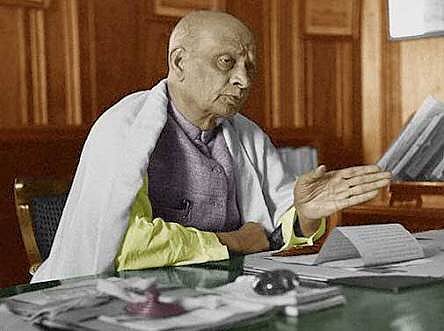 RealHistoryPic's tweet photo. "वो घुमा फिरा कर मेरे स्टैचू की बात करेगा, लेकिन तुम लोग पेट्रोल पर अड़े रहना।"~ सरदार पटेल. (1956) https://t.co/hi77SyQLAH