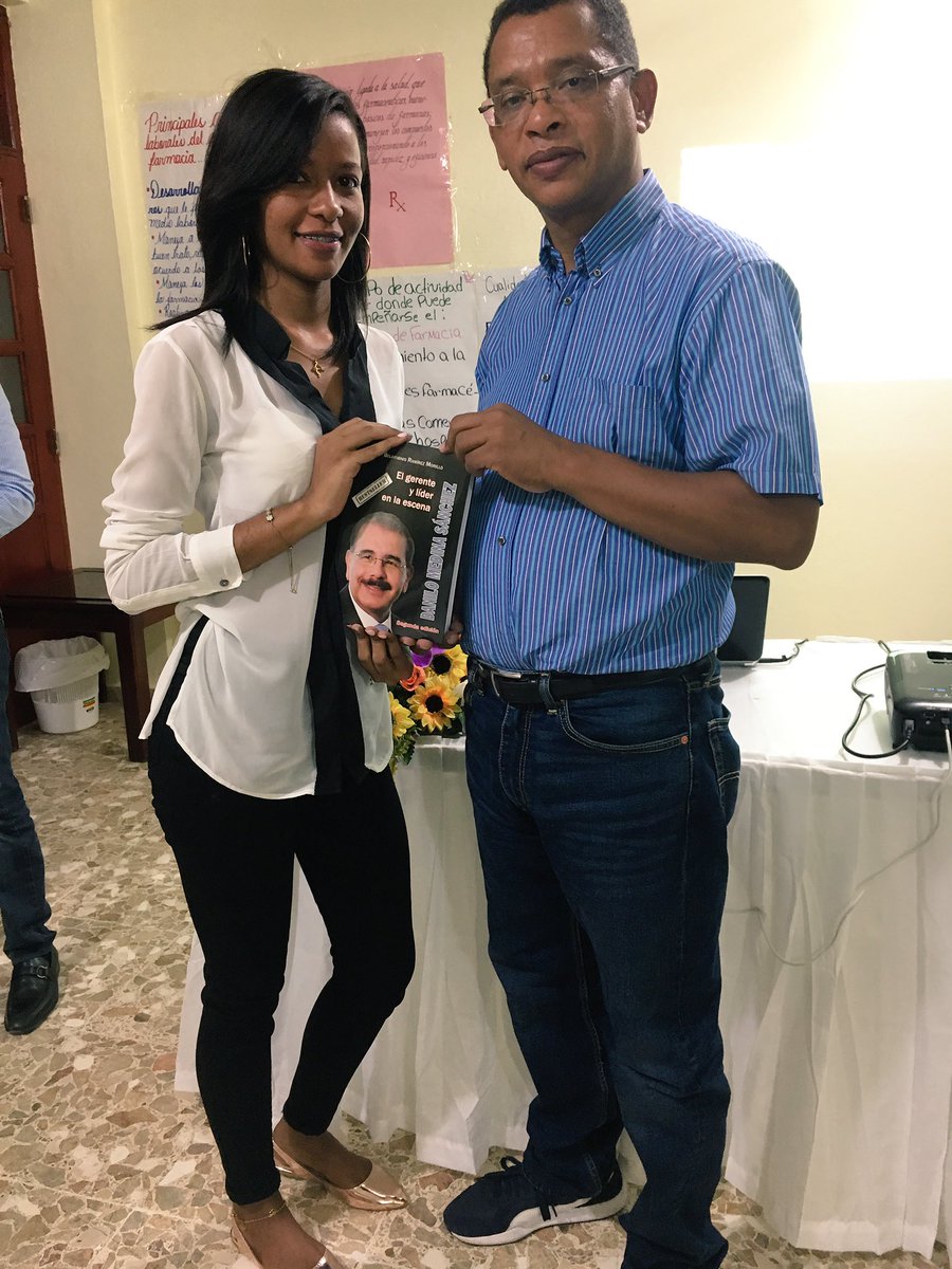 cariochym16's tweet photo. Con el profesor @BelarminioR  #TercerModulo #MarketingPoliticoHatoMayor #Diplomado #JuventudComprometida #PorUnMejorPais https://t.co/yfWNti3p0G
