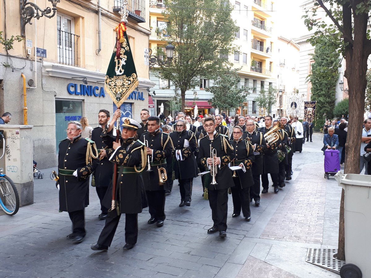 Abriendo <a href="/AmRosarioMadrid/">Am Rosario ( Pinto)</a> el cortejo de bendición #TresCaidasMadrid  @BCT_LaCaida_Ofi #Madrid #TresCaidas