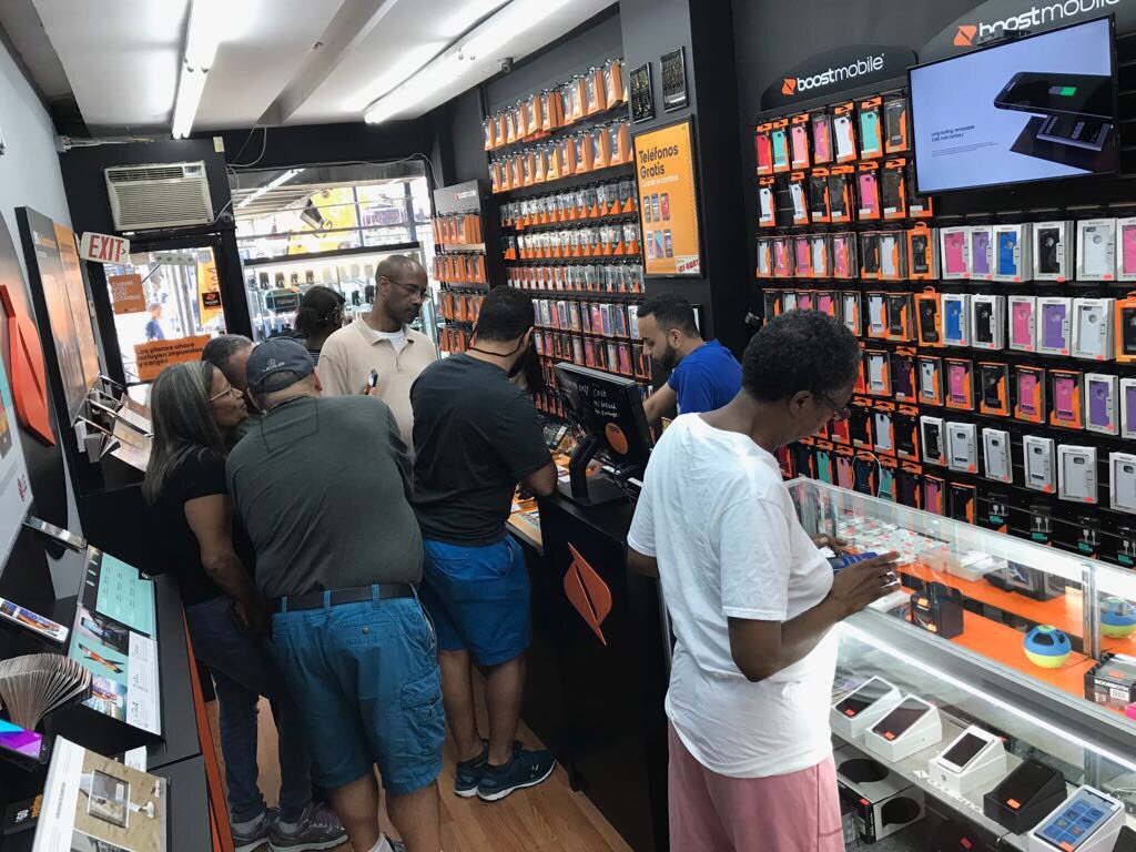 Heavy foot traffic day here <a href="/broadwayexpres1/">usman</a> @SPG_NYC <a href="/SPG_AY/">AAk</a> @175Dykman <a href="/165_Nagle/">165 Nagle Wireless</a> <a href="/zn_wireless/">ZN Wireless Inc</a>