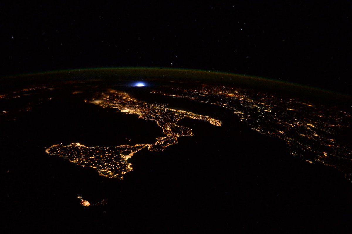 astro_paolo's tweet photo. Notte stellata e poi il flash di un fulmine... #Thor ⚡️⚡️⚡️ che arriva da Asgard o un semplice temporale? 🤔 #VITAmission #Italia https://t.co/6l55PuH6Pa