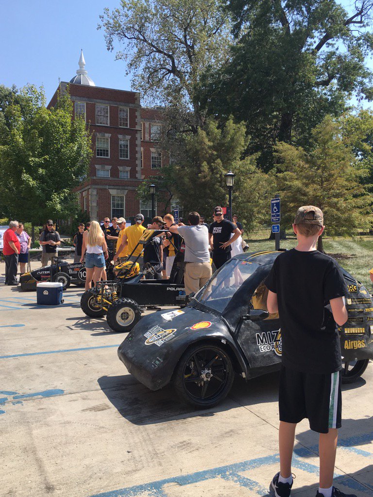 mizzouengineer's tweet photo. Check out MU Engineering Competition Teams &amp; Orgs, here until 3! Lafferre's south lawn-Free ice cream while it lasts! https://t.co/pkOfT5en24