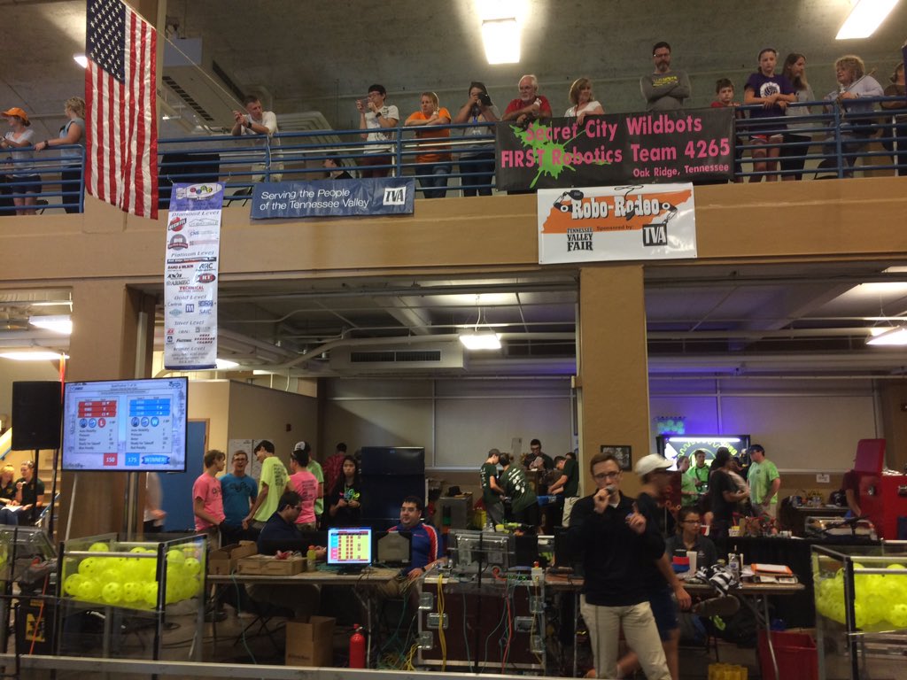 frc4265's tweet photo. @FRC1671 Awesome crowd at the Tennessee Valley Fair #RoboRodeo @TNFIRSTrobotics #omgrobots @TNValleyFair @TVAreseau https://t.co/fbtbA4OyWW