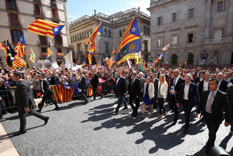 Reuters's tweet photo. Catalan mayors defy Spanish courts ahead of independence vote https://t.co/bFHc8joKSx https://t.co/MORjmqmyIM