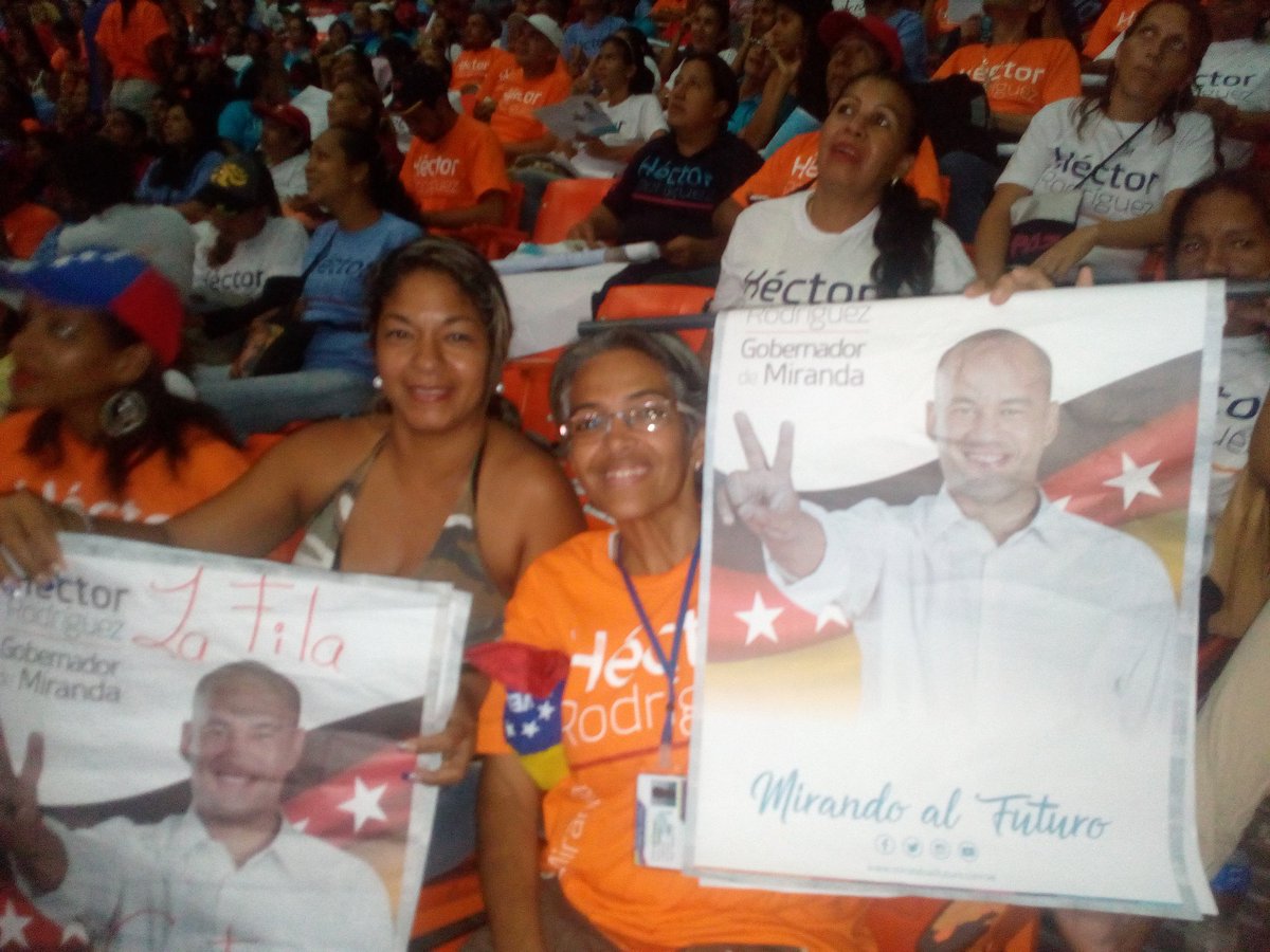 mirandoafuturo's tweet photo. #MirandoAlFuturo Amor con amor se paga... El pueblo de Miranda llenó el Poliedro para escuchar a su próximo gobernador @HectoRodriguez https://t.co/aI2EHyY4wn