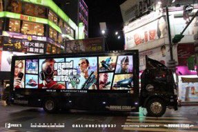 Grand Theft Auto V 
تكمل عامها الرابع بكره 17 سبتيمبر 
وهذي الصور لبعض الدعايات قبل نزول اللعبه