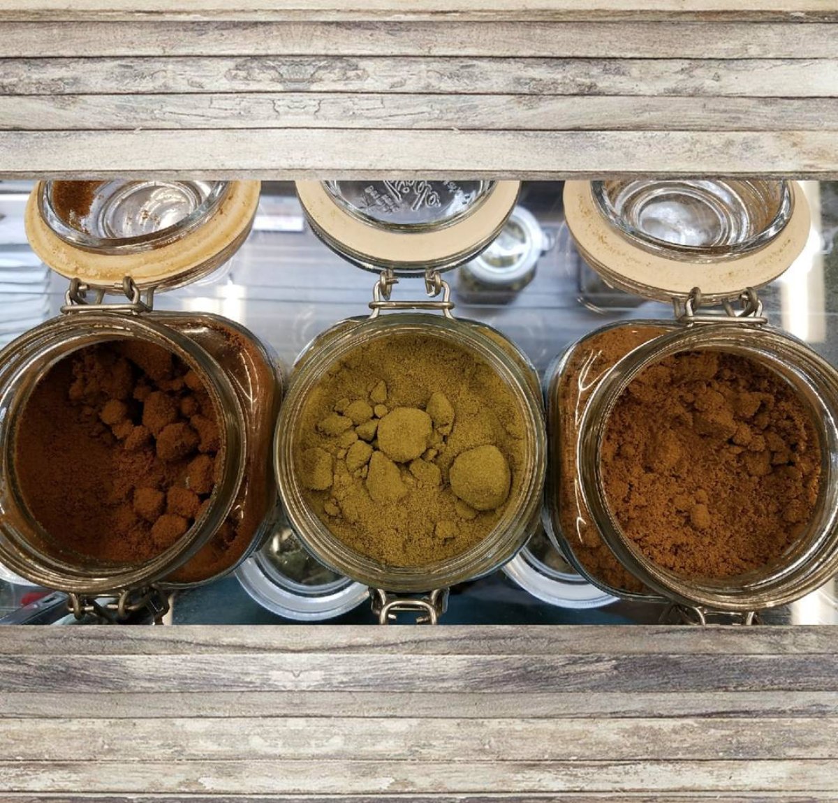 GreenMartPDX's tweet photo. 3 types o' keif are at GreenMart! Jilly Bean, Timberline, and Northern Wreck! Check em out. Amazing colors! #keif #oregoncannabis #greenmart https://t.co/nATQI2mETr