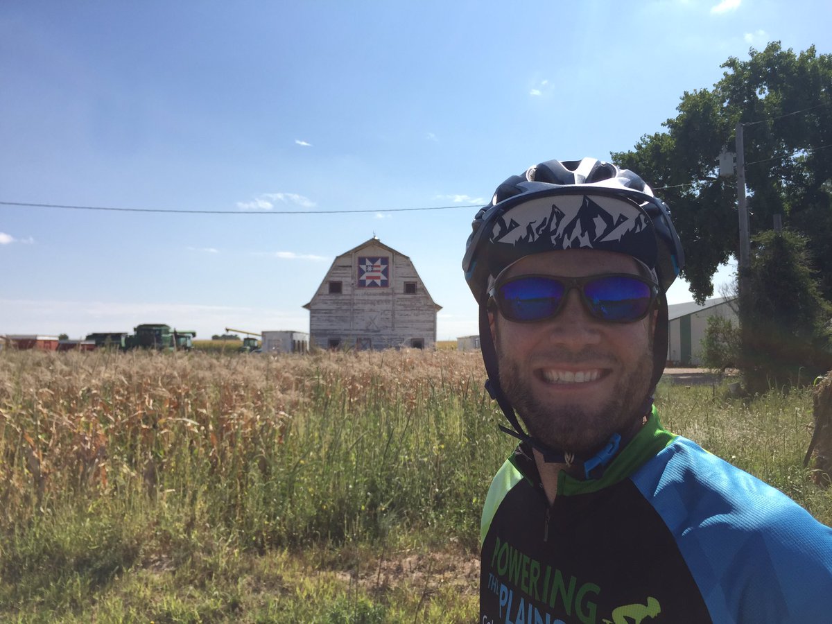 emeyerco's tweet photo. An awesome piece of rural America found during our @PedalthePlains ride! #starsandstripesquilt #scavengerhunt https://t.co/Z3Qjq8kwVQ