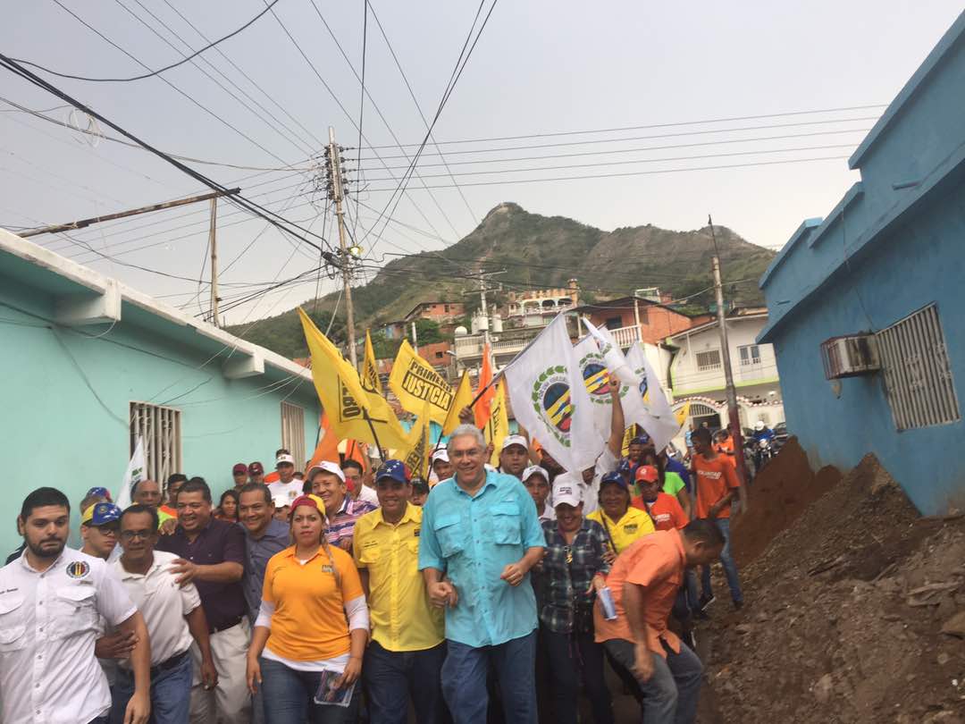 BarretoSira's tweet photo. Aquí estamos en #Guanta, recorriendo Casa por Casa, calle por calle, llevando el mensaje del cambio. #CalleyVoto en #Anzoátegui https://t.co/oW3gq0Ao3S