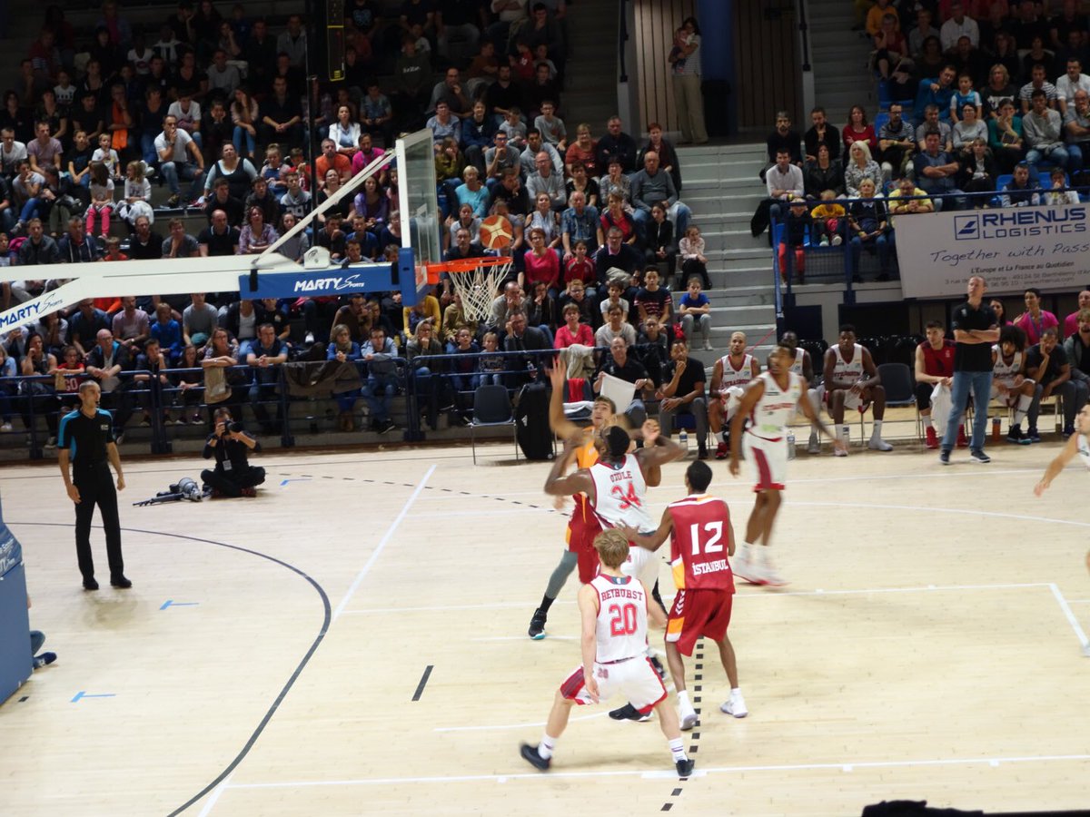 Angers's tweet photo. #Prostars #Angers une très bonne première période pour @GSBasketbol très solide, @sigstrasbourg reste solide 32-20 https://t.co/geqkxGNyiJ