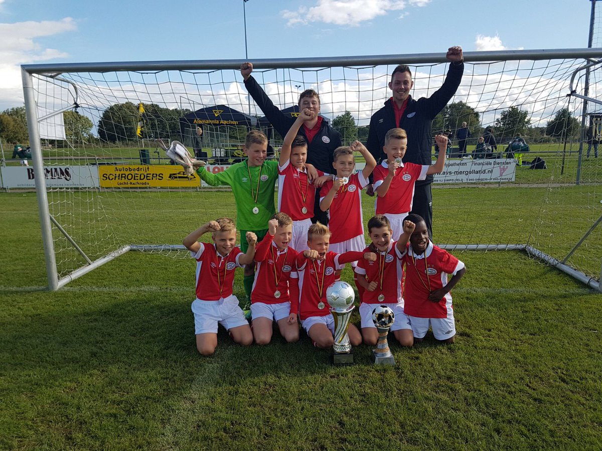 HaraldGilsing's tweet photo. Psv o10 wint SV Simpelveld Charity Cup, super gestreden boys! Mooi resultaat 🥇🏆⚽️ https://t.co/LQL7KQ7twD