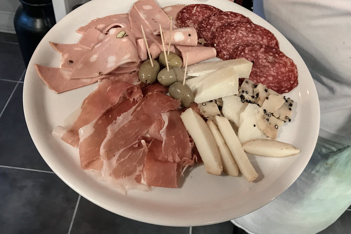 SoizickDavid's tweet photo. Mi-épicerie mi-traiteur, on y déguste pizzas et antipasti. On adore déjà Vieni, l’endroit hype de #SaintNazaire https://t.co/Ea4BuaUabE https://t.co/j8GjOjuWEN