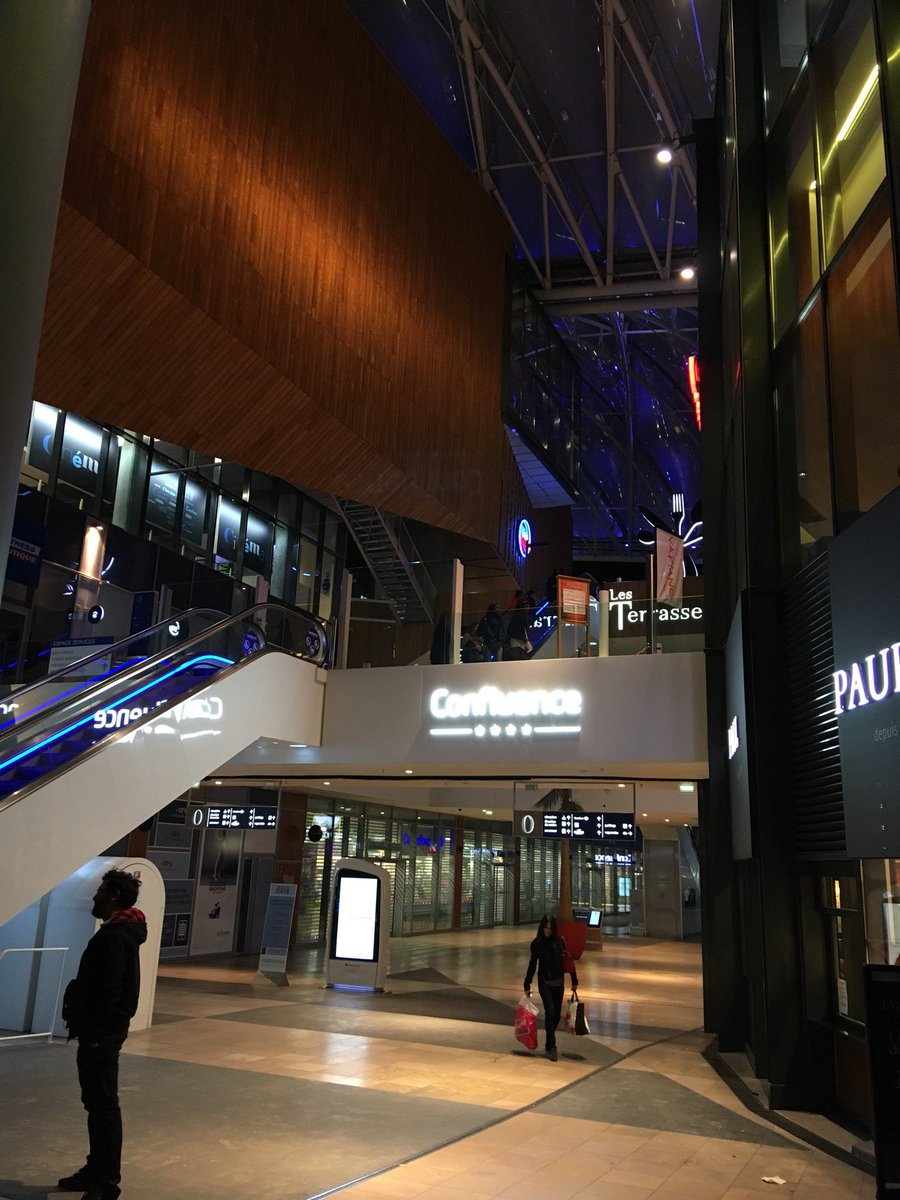 I'm at Pôle de commerces et de loisirs <a href="/Confluence_/">Confluence</a> in Lyon, Rhône-Alpes swarmapp.com/c/gq2R1r8xxp3