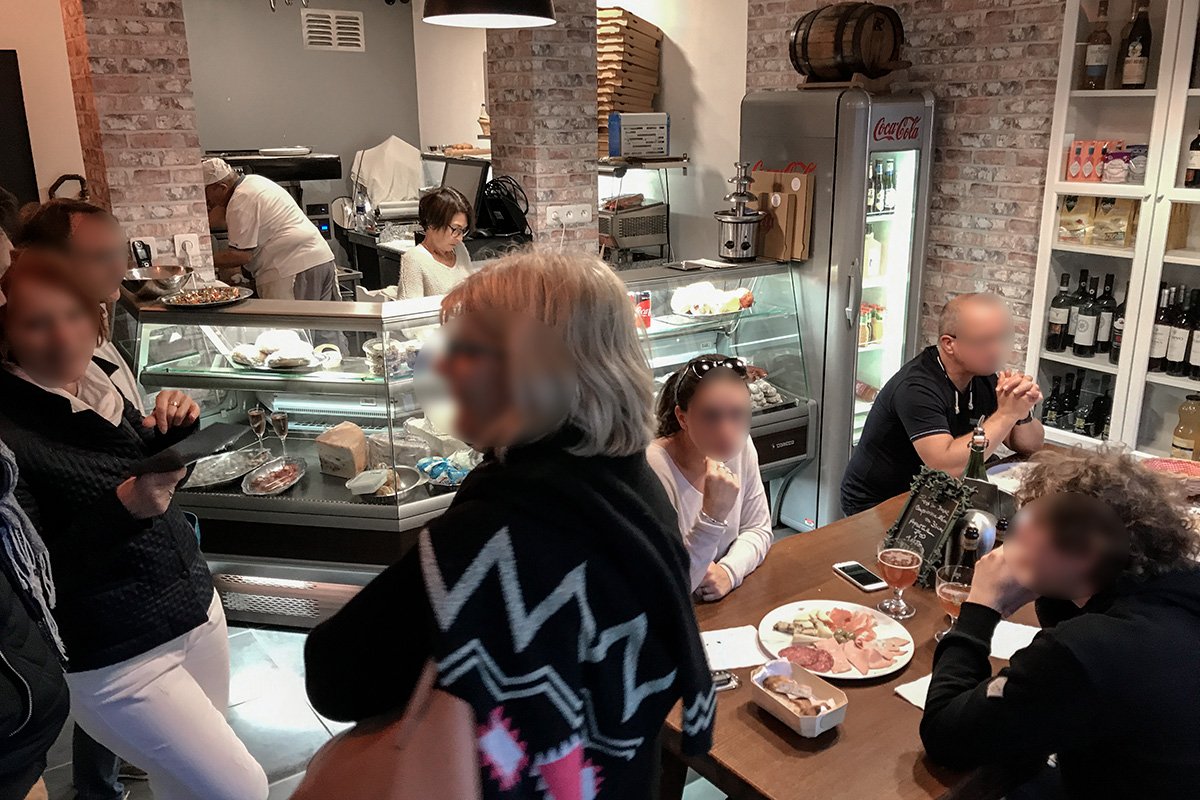SoizickDavid's tweet photo. Mi-épicerie mi-traiteur, on y déguste pizzas et antipasti. On adore déjà Vieni, l’endroit hype de #SaintNazaire https://t.co/Ea4BuaUabE https://t.co/j8GjOjuWEN