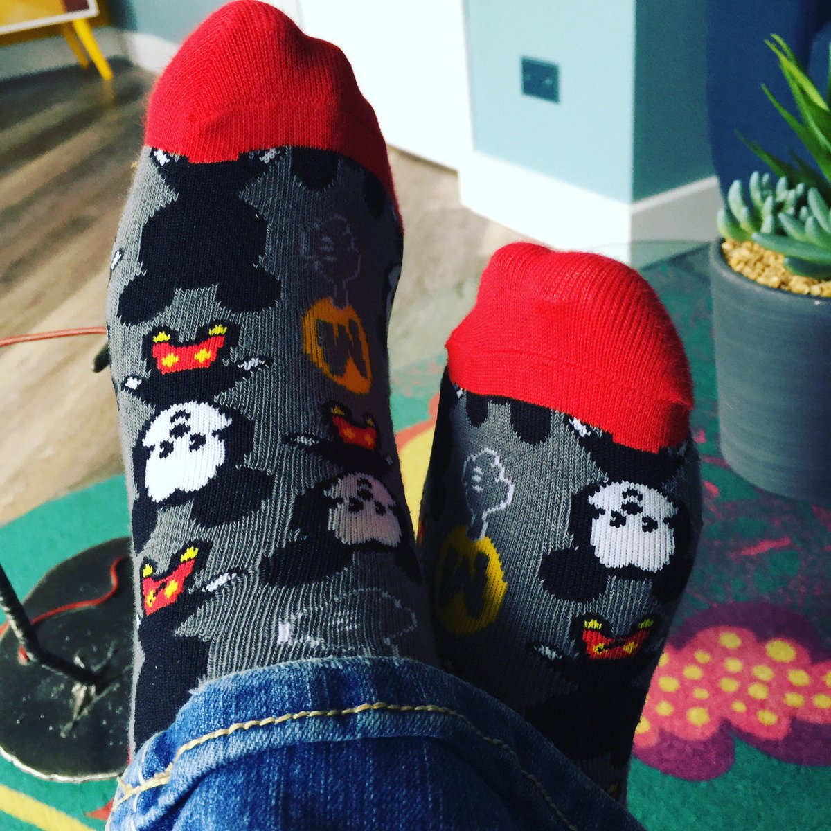 HumanlyTweets's tweet photo. πΆ M-I-C-K-E-Y S-O-C-K-S πΆ #executiveattire #behumanly #branding #marketing #yqr #yxe #yyc #yvr #ywg #yyz #lax https://t.co/yjq0n7JTvi