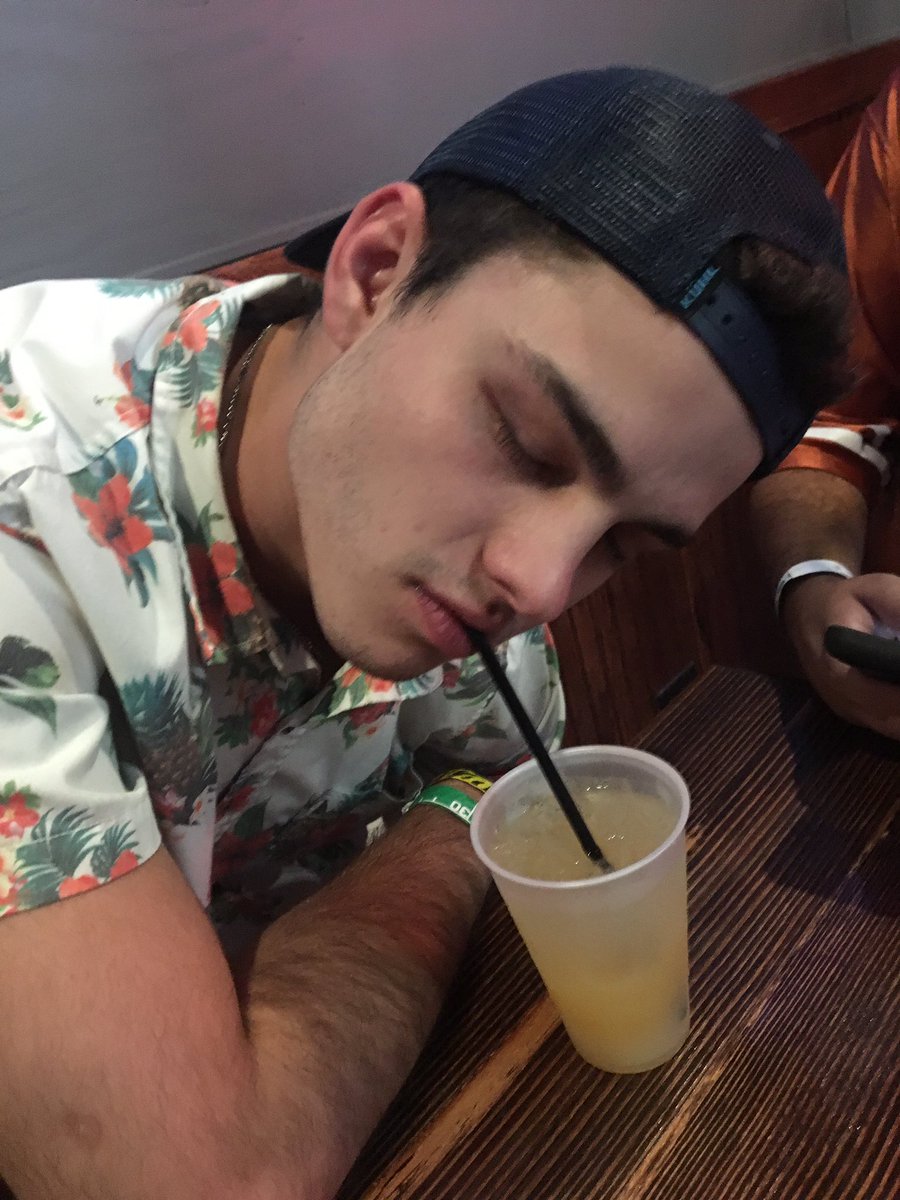 nick_barry_'s tweet photo. Thriving. #NewBar #UPshow https://t.co/rVtLroUVQm