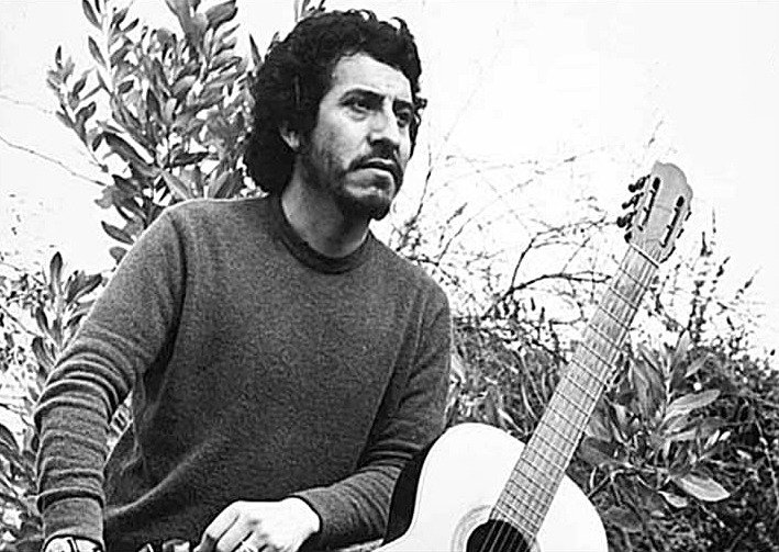 evoespueblo's tweet photo. Hace 44 años, la dictadura de Pinochet torturó y asesinó a Víctor Jara, cantante del pueblo, su voz no fue acallada #VíctorJaraVive https://t.co/4aikxNvRni