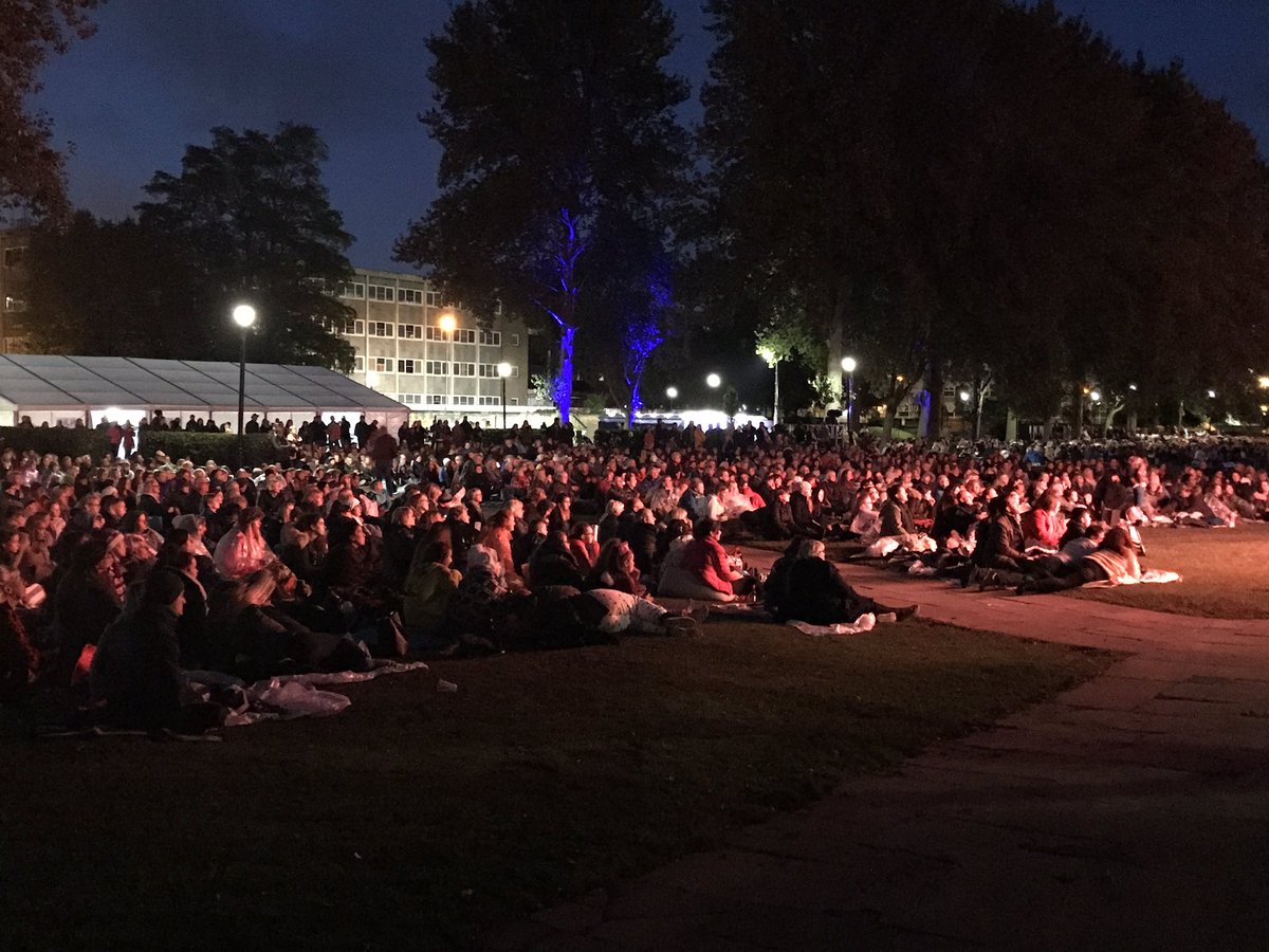 VisitHull's tweet photo. Thousands fill Queens Gardens to watch the stars of @TheRoyalBallet reopen the @NewTheatreHull. #Hull2017 https://t.co/sDWJxyl5Mk
