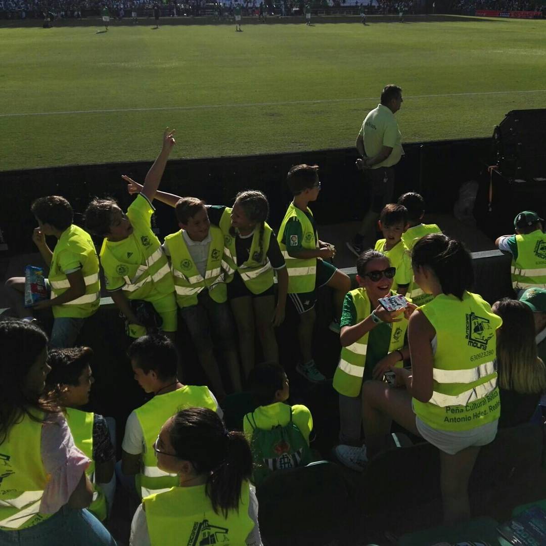 Nuestros pequeños béticos ubicados dentro del estadio. 

Nos traen para Lora Del Rio la alegría de la victoria de nuestro <a href="/RealBetis/">Real Betis Balompié 🌴💚</a>