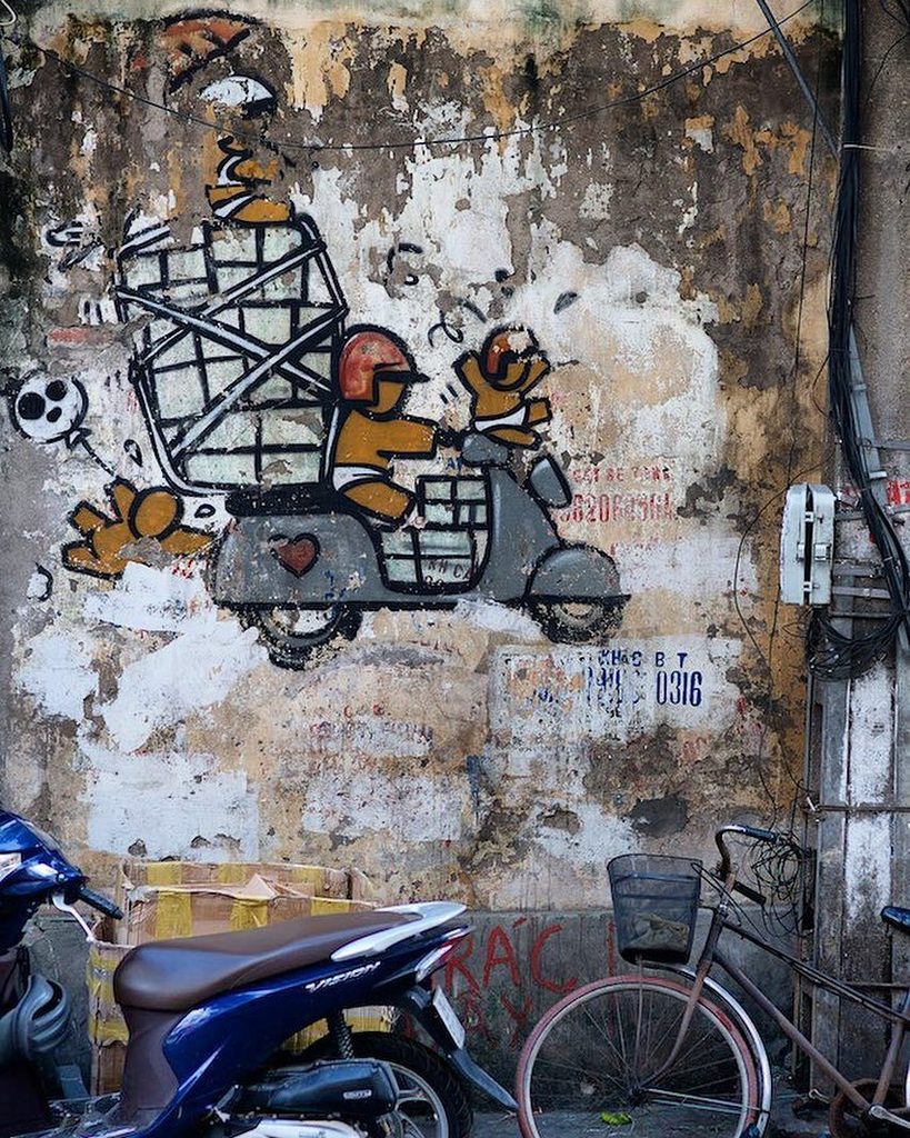 Hanoi streets provide a never ending palette of walls in various states. Beautiful street art like this is slowly starting to appear. ▫️📷 2…