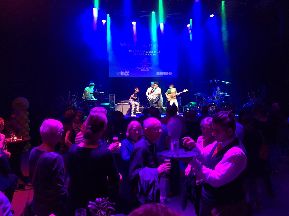 ThijsVonk's tweet photo. Jazzmuziek is het verbindende element dit weekend! Ik ook in m'n element! @LateSummerJazz @RaboUdenVeghel https://t.co/W9i4TcbuZj