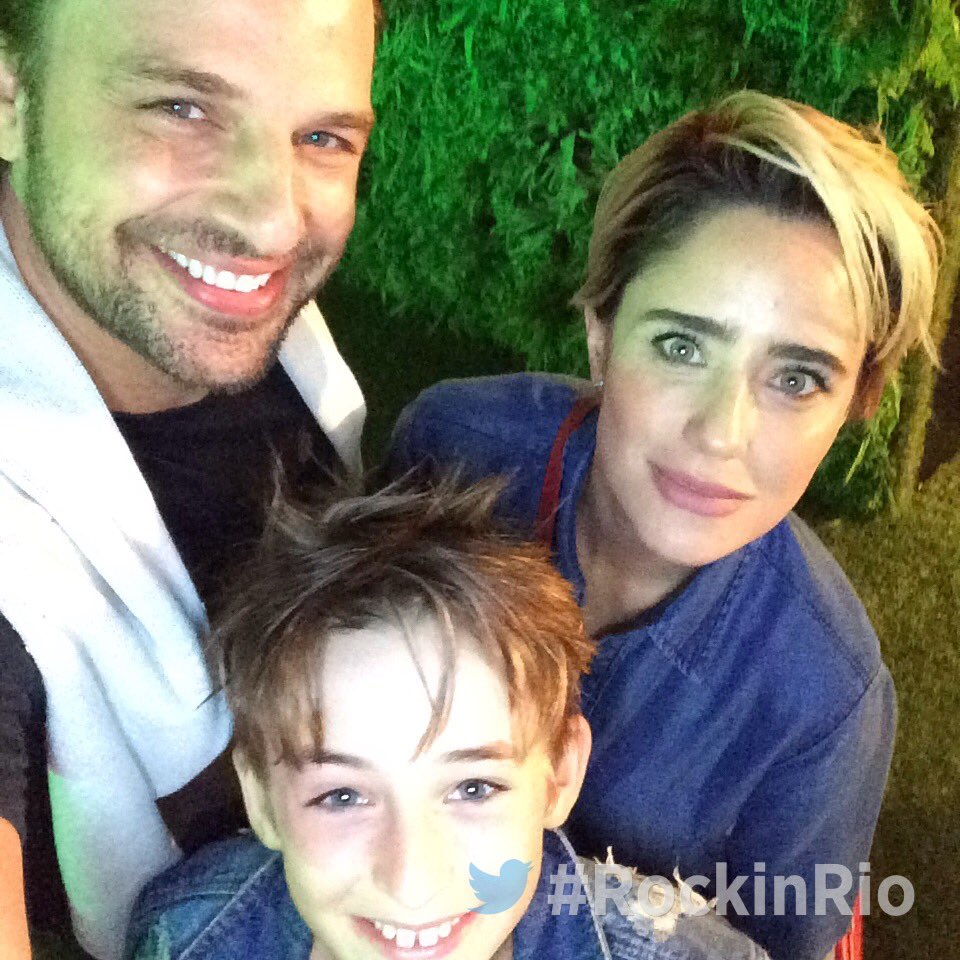 rockinrio's tweet photo. .@CassioReis e @fevasconcellos em família, prontos pra curtir o show do @maroon5 #RockinRio https://t.co/HgDpSRcIIv