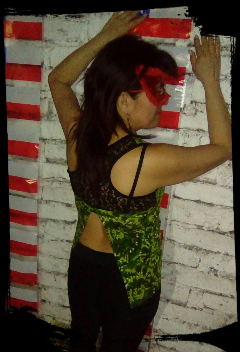 Mis californian@s, esta noche promete para portarse mal...desde ya estoy endieciochada #SexoAlDesnudo