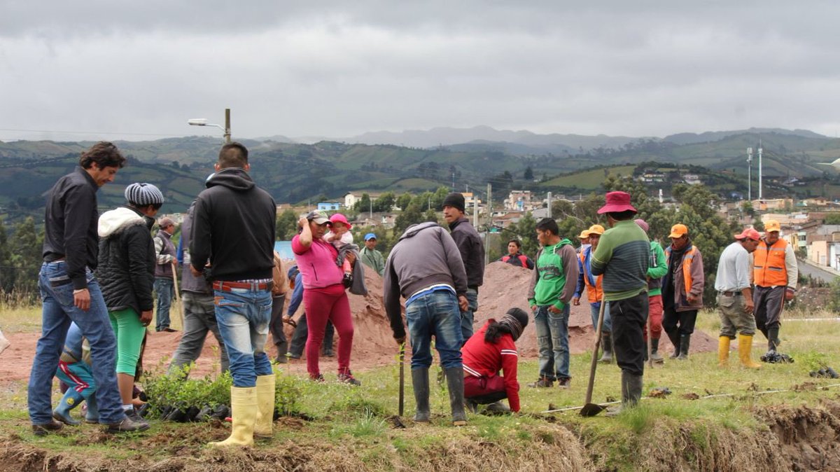 AndresPonceLpe1's tweet photo. La #minga no tiene dueños es de los pueblos!
Con esfuerzo compartido y por el bien común, con alegría junto a nuestros amigos de La Posta! https://t.co/dNFdgcLtGF