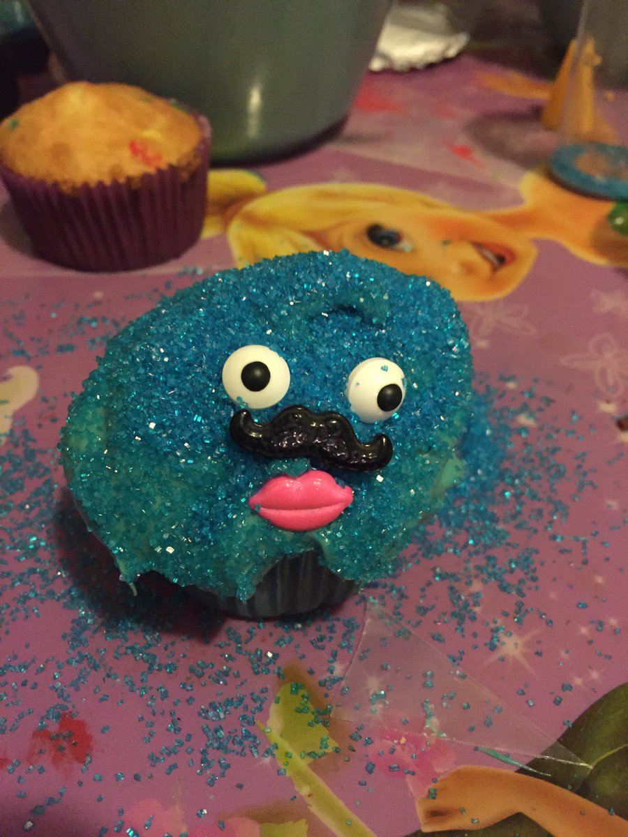 rmattull's tweet image. Birthday party fun with @RosannaPansino Michael's baking line #Ro #somuchfun