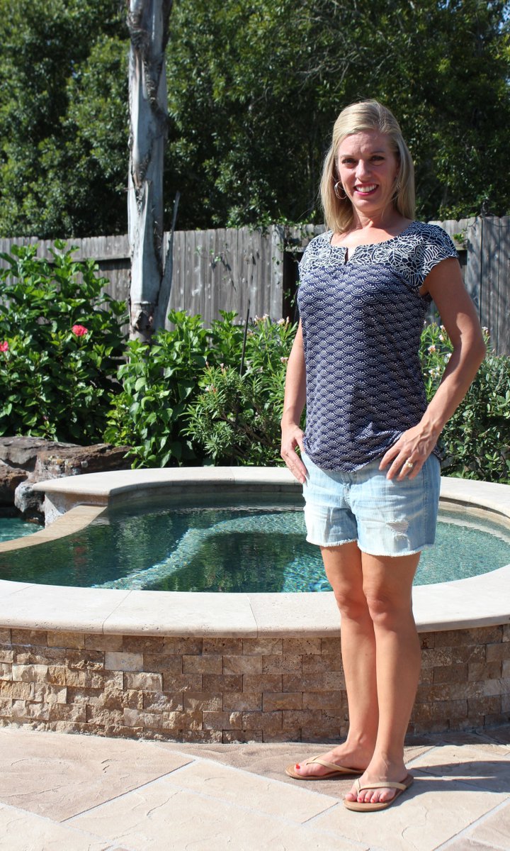 Get all the details on this navy top by @skiesareblue_LA and denim shorts by Dear John from my latest @stitchfix ow.ly/Oikr30f4BJx