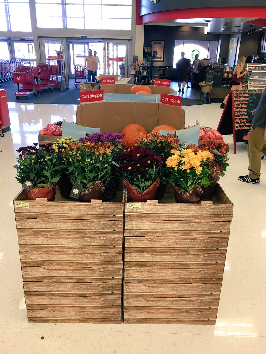 NicoleDamon6's tweet photo. New look for produce/food area! 🎃 @EFowls @ABarrat711 https://t.co/QuqHcK92Ja