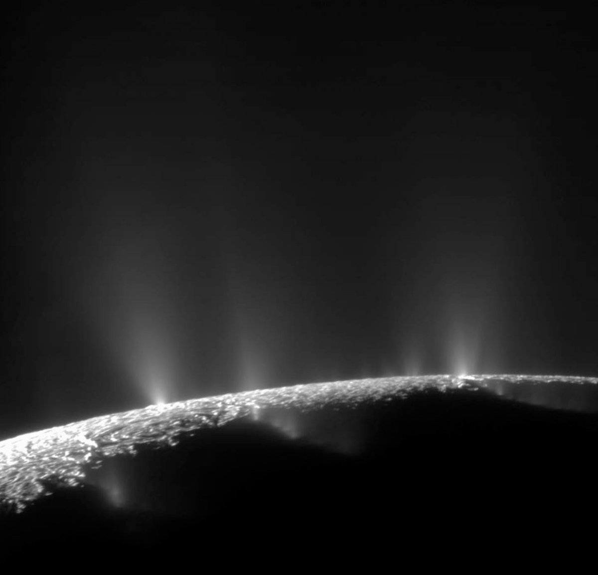 NASASolarSystem's tweet photo. #SaturnSaturday Look back in wonder: enjoy this free, downloadable e-book with some of our best images from Saturn-- https://t.co/yY0iu4jwCY https://t.co/rgcnK5gKbk